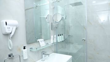 Chambre Standard avec lits jumeaux, vue ville | Salle de bain | Douche, sèche-cheveux, chaussons, serviettes fournies