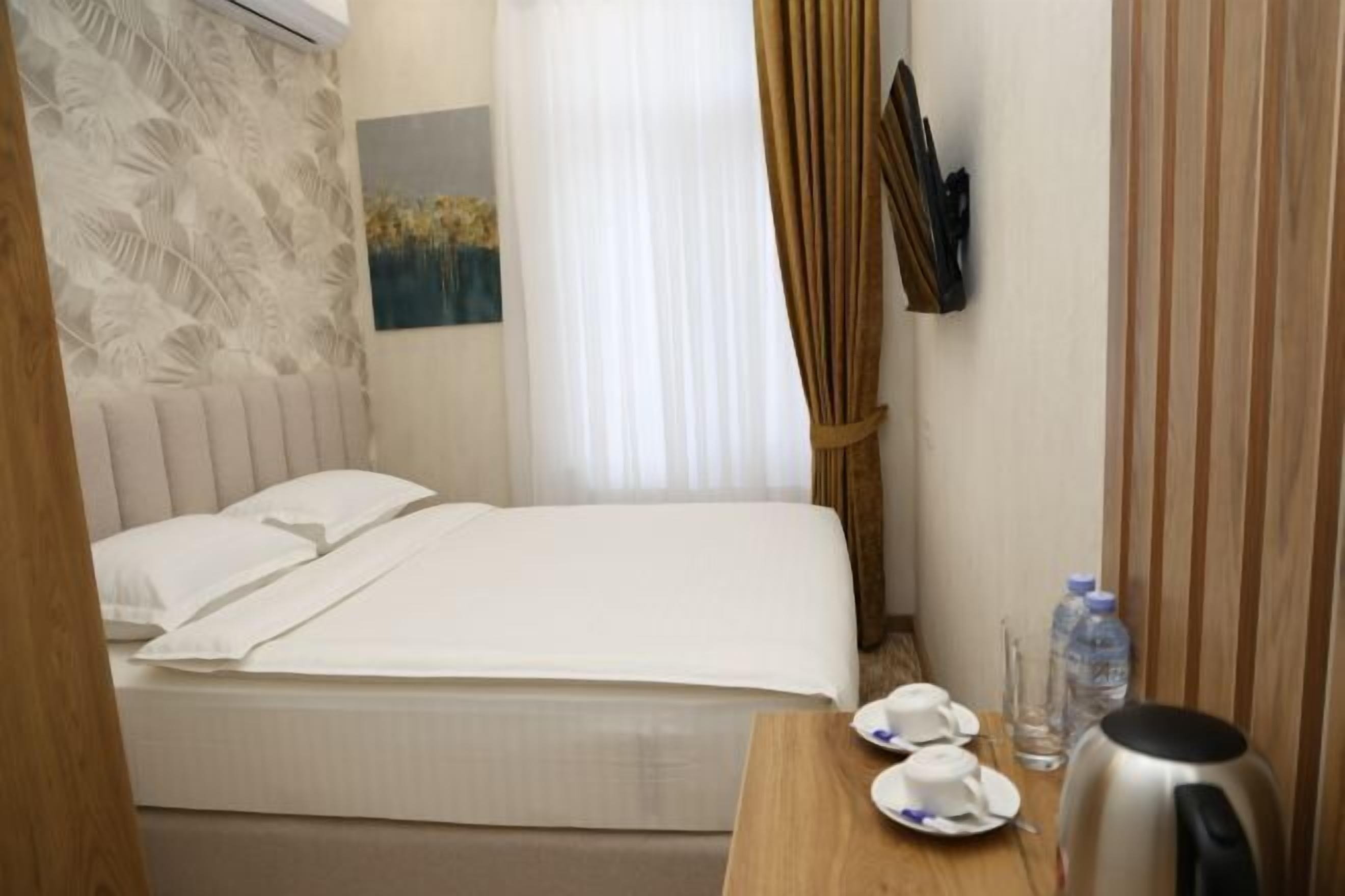 Een kluis op de kamer, een laptopwerkplek, een strijkplank/strijkijzer