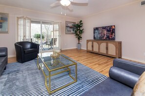 Smart TV, libros, impresora