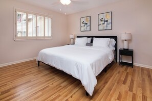 2 habitaciones, escritorio y tabla de planchar con plancha