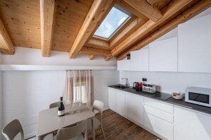 Frigorífic, forn, placa de cuina i cafetera i tetera