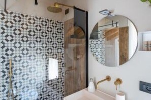 Dusche, umweltfreundliche Kosmetikartikel, Haartrockner, Bidet