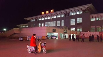 Un edificio con un cartel que dice 'Airport' en letras grandes.