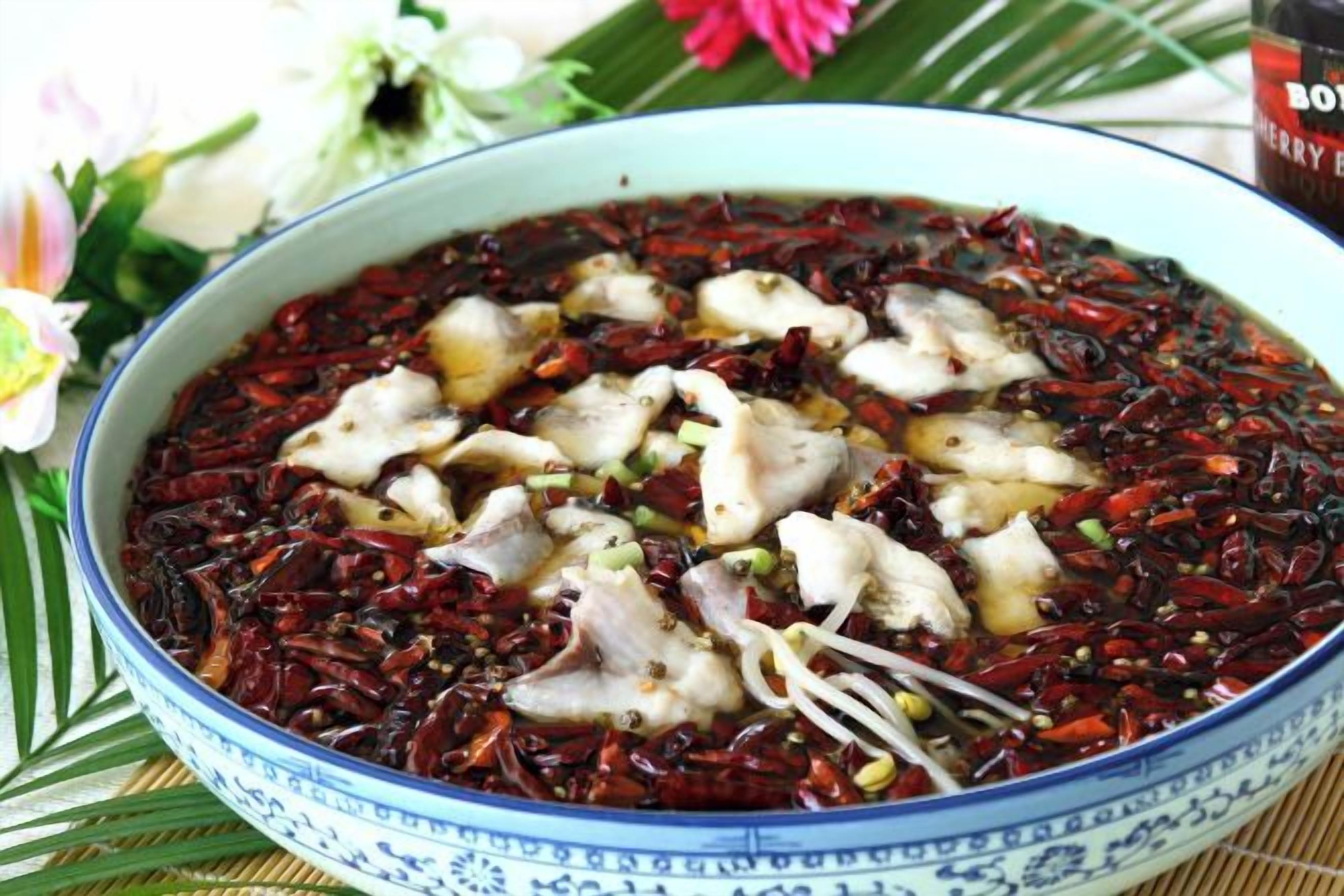 Un tazón de sopa con carne y verduras.