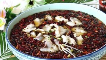 Un tazón de sopa con carne y verduras.