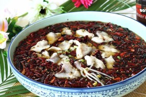 Un tazón de sopa con carne y verduras.