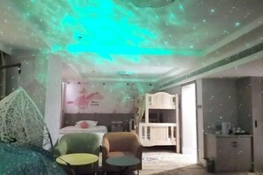 A room with a bunk bed, a small table, a chair, and a decorative wall. - Liaocheng Yuelu Hotel (Liaocheng)