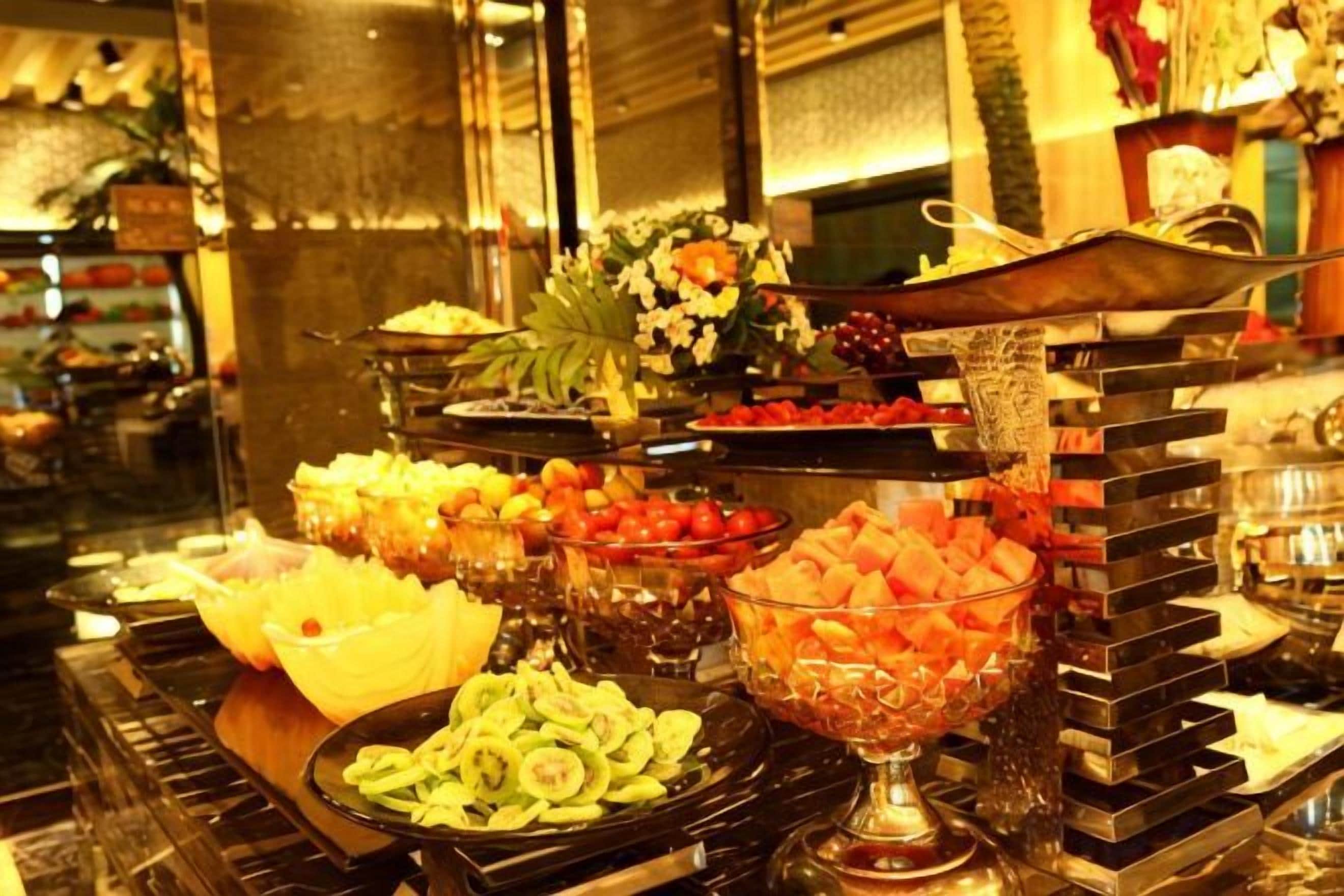 Un bufé con diversos alimentos y un centro de mesa decorativo.