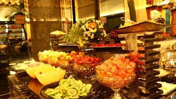 Un bufé con diversos alimentos y un centro de mesa decorativo.