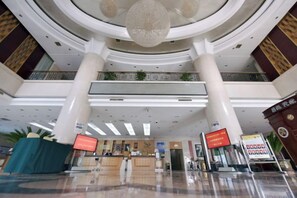 A spacious lobby with a reception desk, a chandelier, and a staircase leading to upper floors. - Liaocheng Yuelu Hotel (Liaocheng)