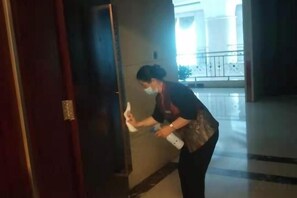 Une personne qui entre dans un bâtiment par une porte.