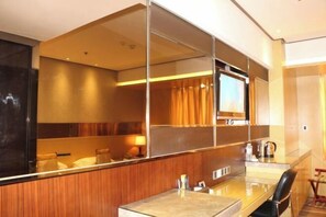 Cribs/infant beds