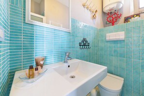 Shower, hair dryer, bidet, towels