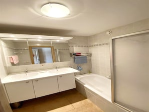 Bathroom - Apartment in Middelkerke With Sea View (Middelkerke)