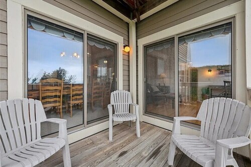 Check in Early! 3-bedroom condo in awesome Champion with AC, Wi-Fi, and Fun!