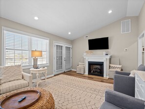 Smart TV, fireplace