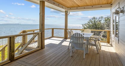Banks' Haven-Sound Front/Pet Friendly Home