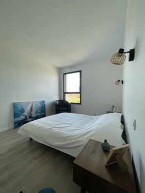 4 habitaciones, escritorio y tabla de planchar con plancha
