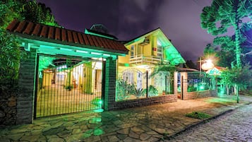 Bagian depan properti - sore/malam