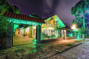 住宿正面 (夜晚)