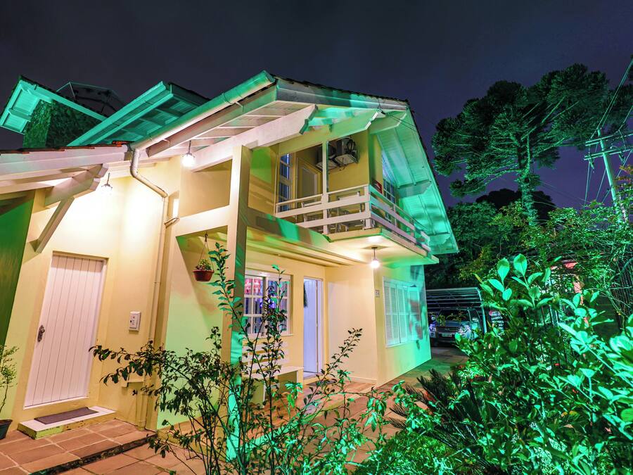 Fachada da propriedade à noite