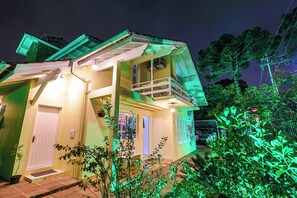 Fachada da propriedade à noite