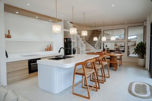 Kjøleskap, mikrobølgeovn, kokeplater og kaffetrakter/tekoker