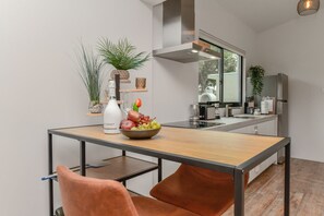 Fridge, oven, dishwasher, coffee/tea maker