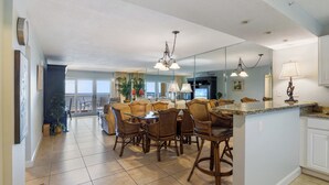 Una cocina amplia con comedor, ventanas grandes y vistas al exterior.