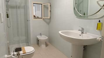 Dusche, Haartrockner, Bidet, Handtücher
