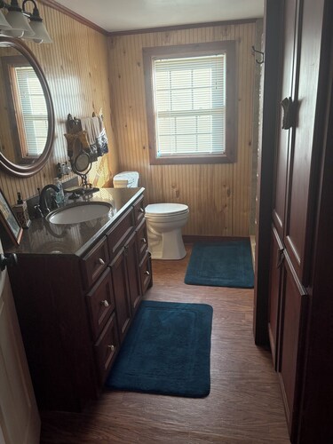 Lowndesville Country Home
