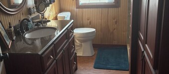 Lowndesville Country Home