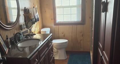 Lowndesville Country Home