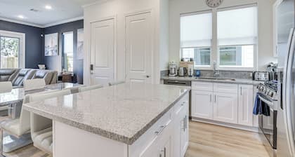 6 Mi to Hospitals: Nurse-friendly Houston Home!