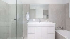 Shower, towels - Coastal Hideaway - Water Views and Walk To The Beach (Corlette)