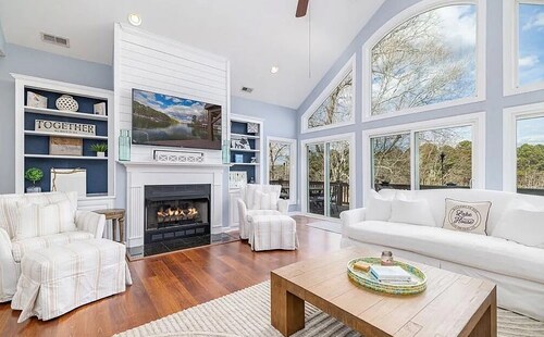 Spacious 6BR house w/ dock, kayaks, fire pit, and close to amenities. Sleeps 16.