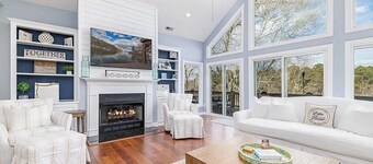 Spacious 6BR house w/ dock, kayaks, fire pit, and close to amenities. Sleeps 16.