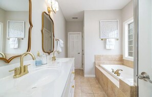 Douche, serviettes fournies, papier toilette