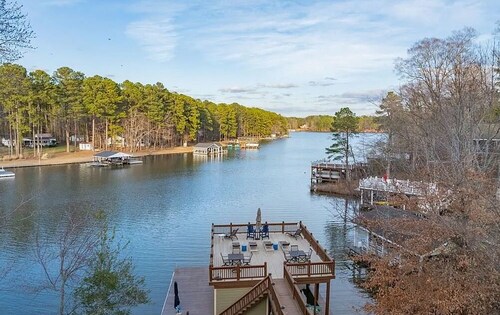 Spacious 6BR house w/ dock, kayaks, fire pit, and close to amenities. Sleeps 16.