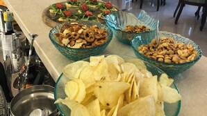 A buffet with various food items including chips, nuts, and salads. - HOTEL ACQUAMARINA (Portoferraio)