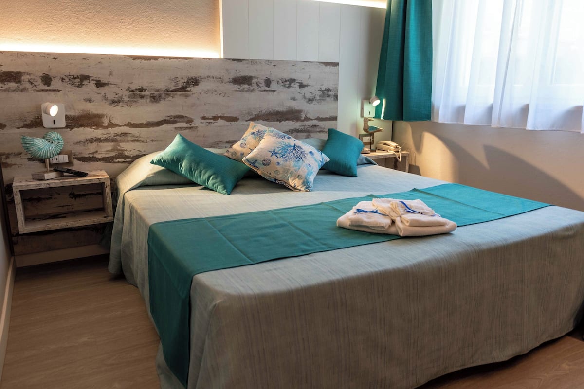 In-room safe, desk, soundproofing, free WiFi