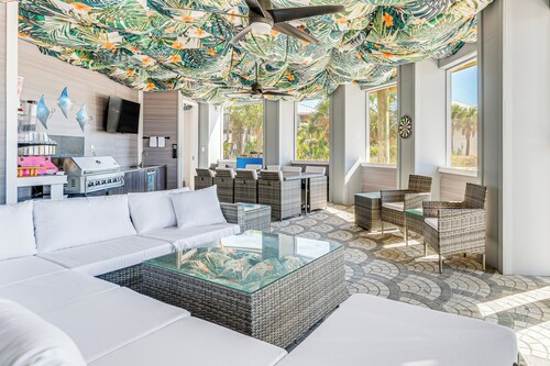 Golf Cart + Elevator: Retreat 1 Block to Beach