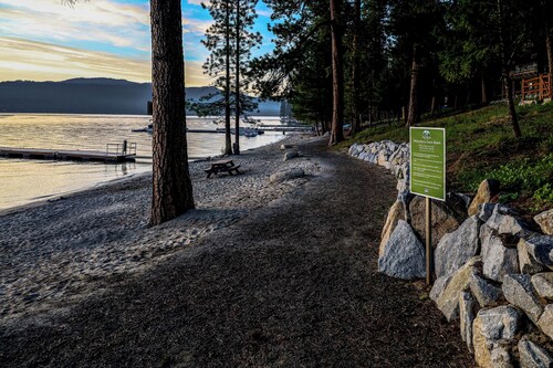 Walk to Payette Lake: Mccall Condo w/ Fireplace