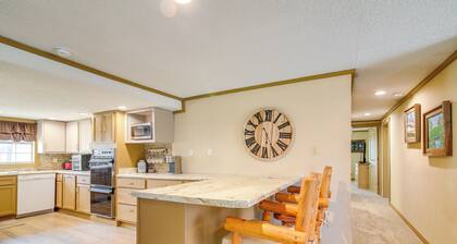 Deck & Fire Pit! Cabin Half-mi to Tunica Lake