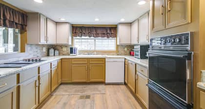 Cabin < Half-mi to Tunica Lake: Great for Anglers!