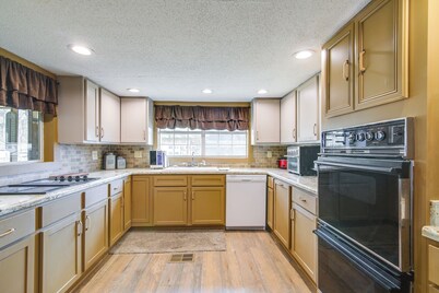 Cabin < Half-mi to Tunica Lake: Great for Anglers!