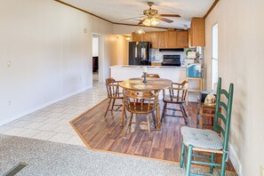 House (3 Bedrooms) | Interior