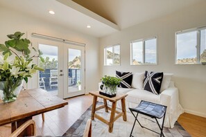 Cottage (1 Bedroom) | Living area