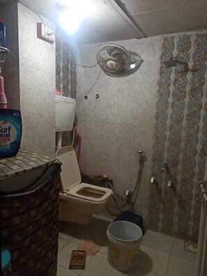 Kamar Twin Deluks | Kamar mandi | Shower, perlengkapan mandi gratis, sandal, dan handuk