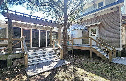 The Cozy Cottage l Screened Porches l Outdoor Showers